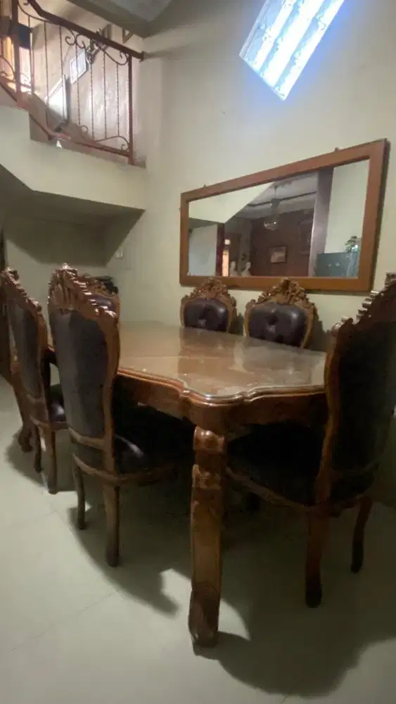 Meja makan kayu jati desain klasik dan mewah + cermin dinding