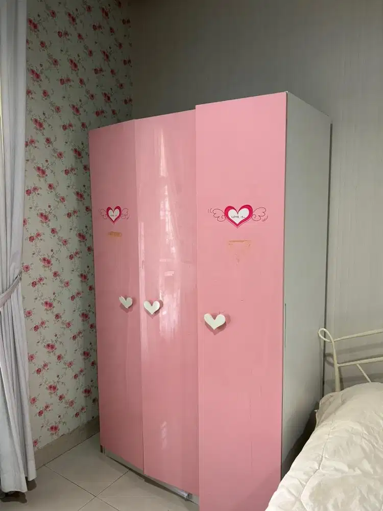 Lemari Pakaian Anak 3 Pintu Pink Motif Hati 200x120 cm Bekas
