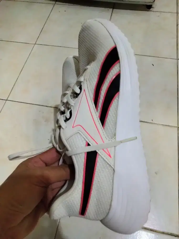 sepatu Reebok size 42