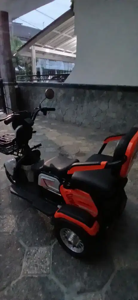Sekuter listrik roda 3 Genio