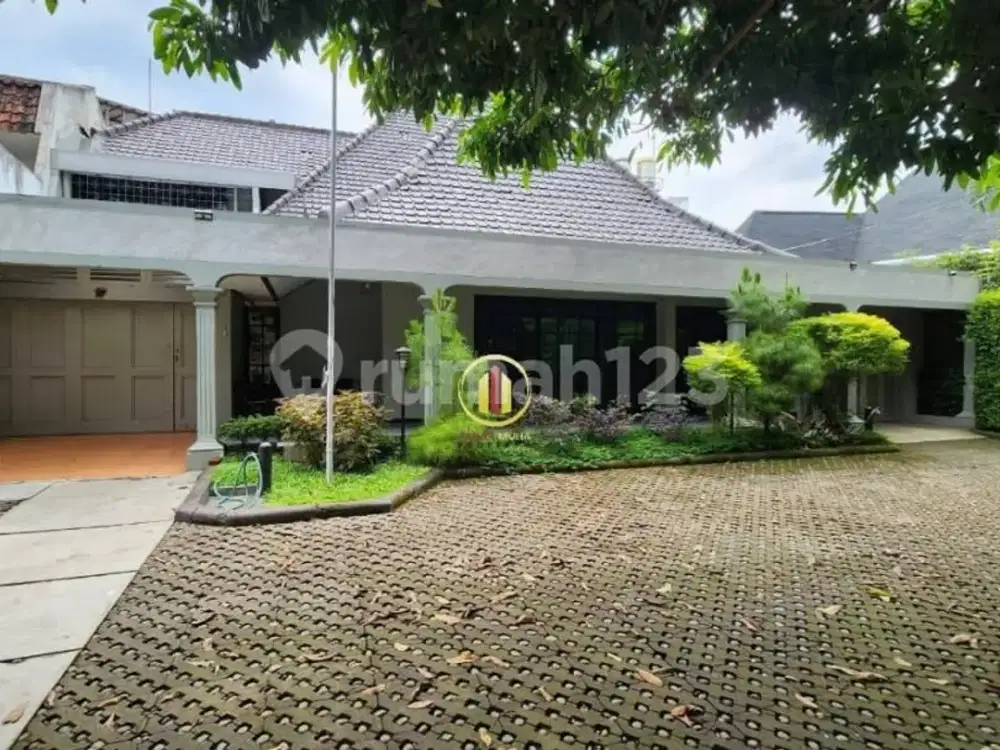 Rumah Belanda Strategis Sayap Jalan Riau Bandung Wetan