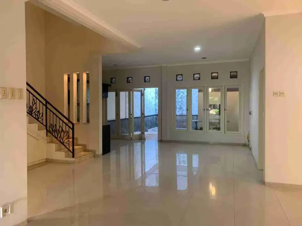 Sewa Rumah 1,5 Lantai Araya Tahap 2 Surabaya. AC di tiap kamar tidur. Row Jalan 3 Mobil. Murah. Minimal sewa 2 tahun