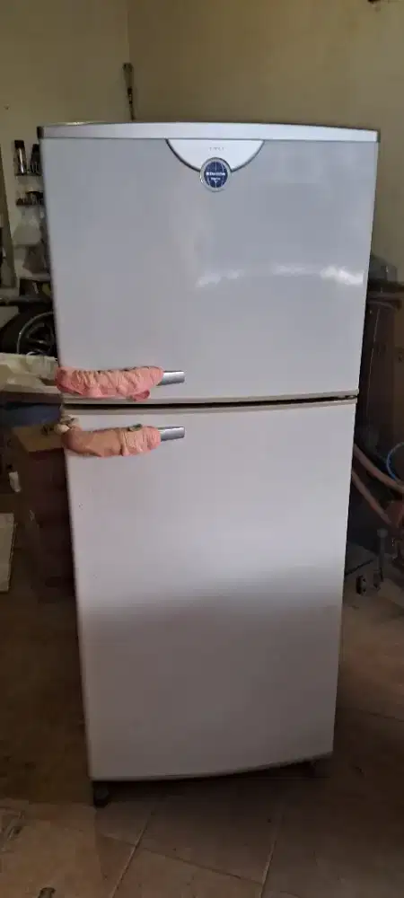 Kulkas electrolux 2pt bersih