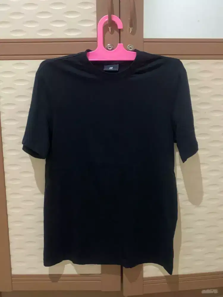 2 pcs Kaos T Shirt UNIQLO dan H&M Sepert baru