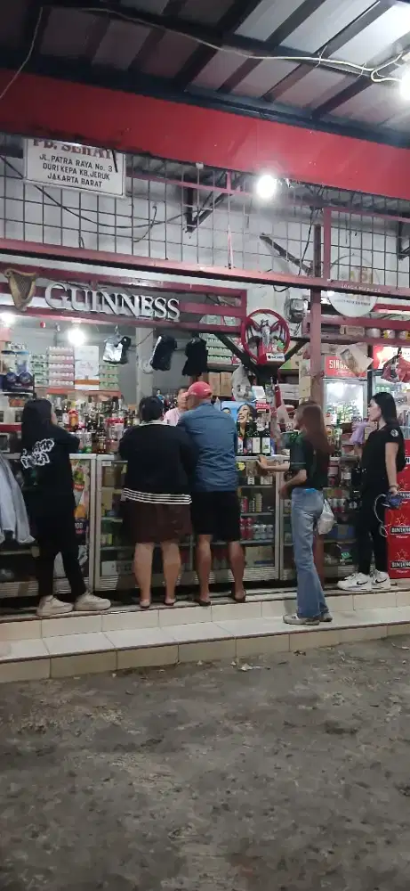 karyawan toko minuman beralkohol