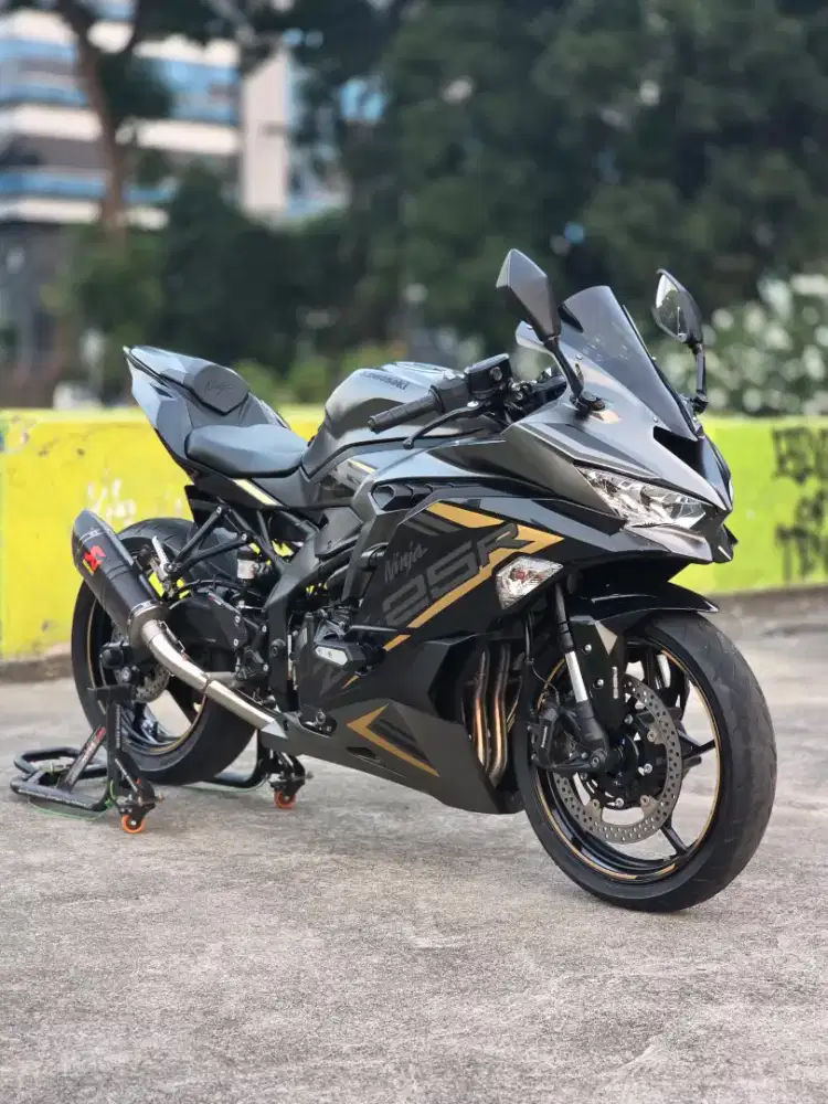 Kawasaki ZX25R ABS KM 4000 With Akra