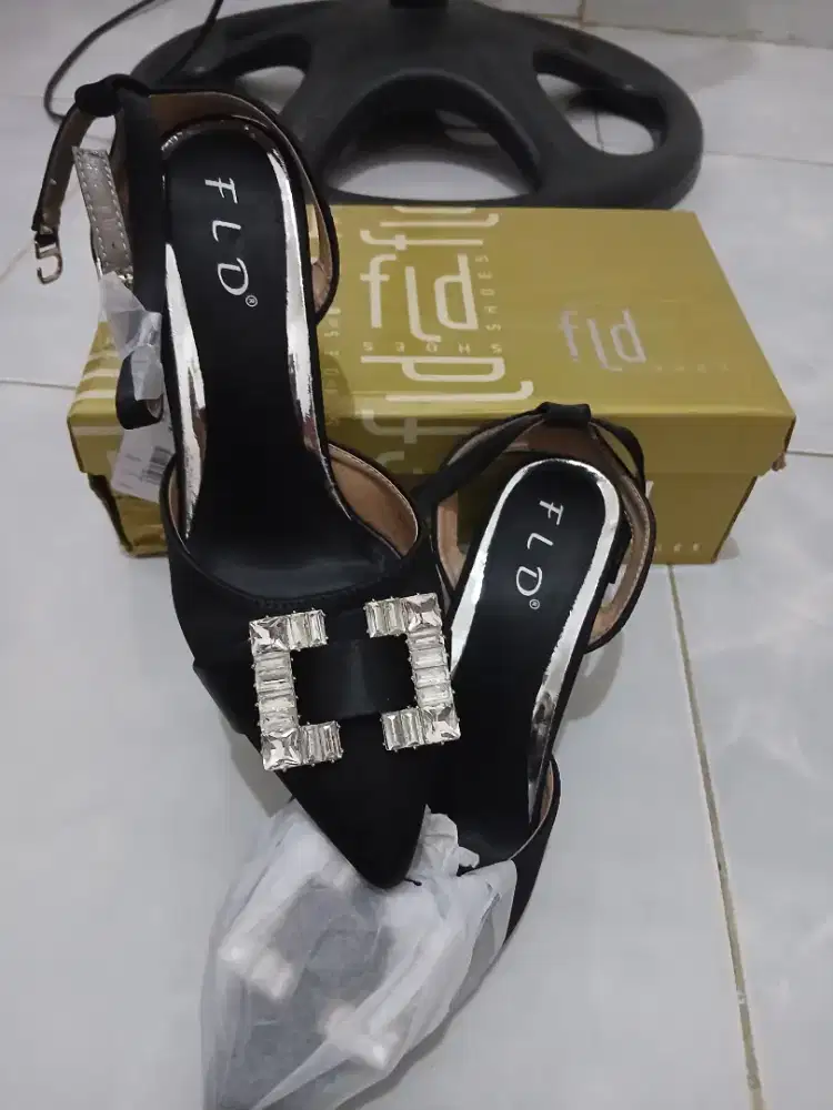 Dijual sendal/sepatu wanita merk Fladeo size 36
