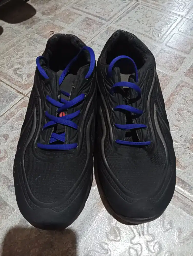Sepatu seken layak pakai