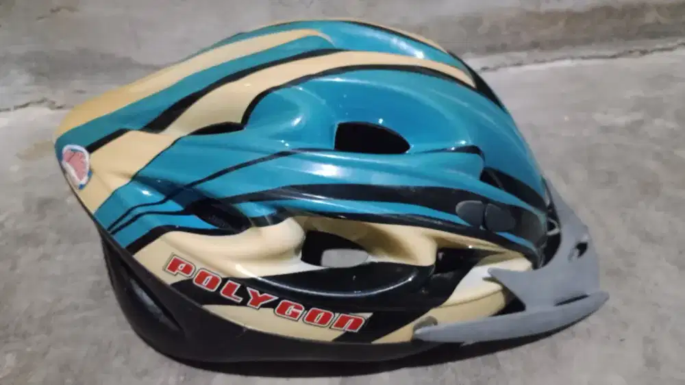 Helm Sepeda merk polygon