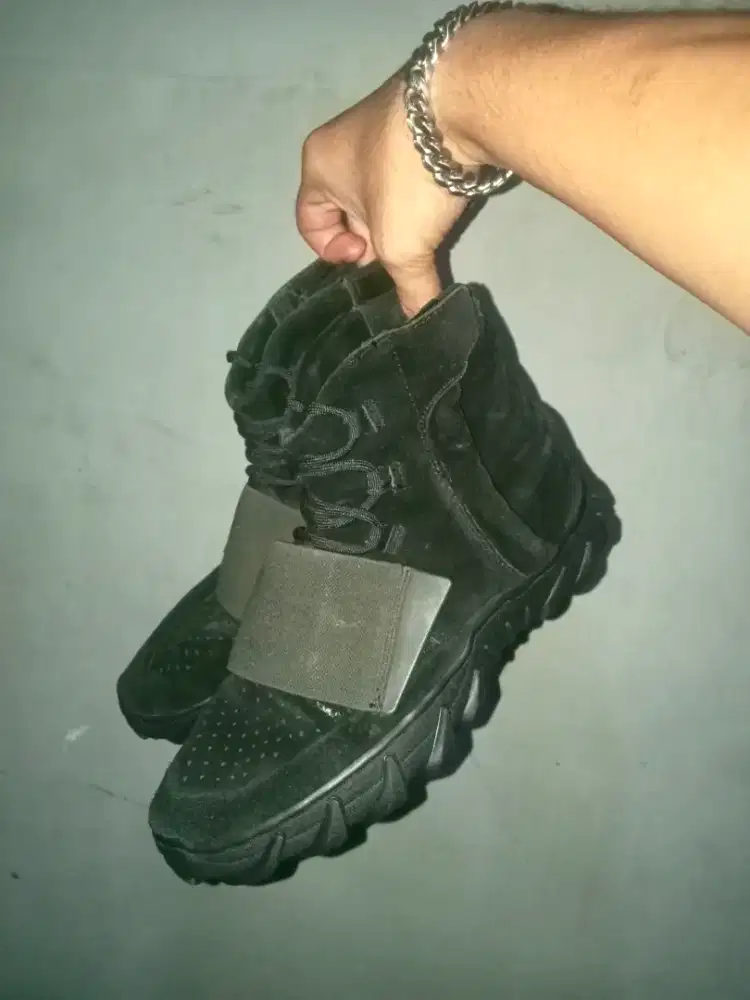 Sepatu sneakers Adidas yeezy boost 750 triple black original
