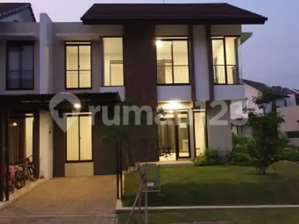 Rumah Hoeck dengan taman super luas siap huni di Kota Baru Parahyangan