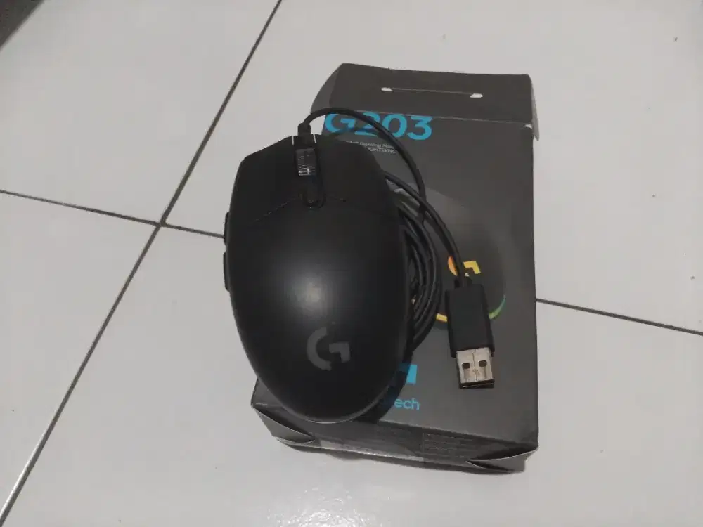 Logitech G203 wired gaming mouse. No defect, (like new?)