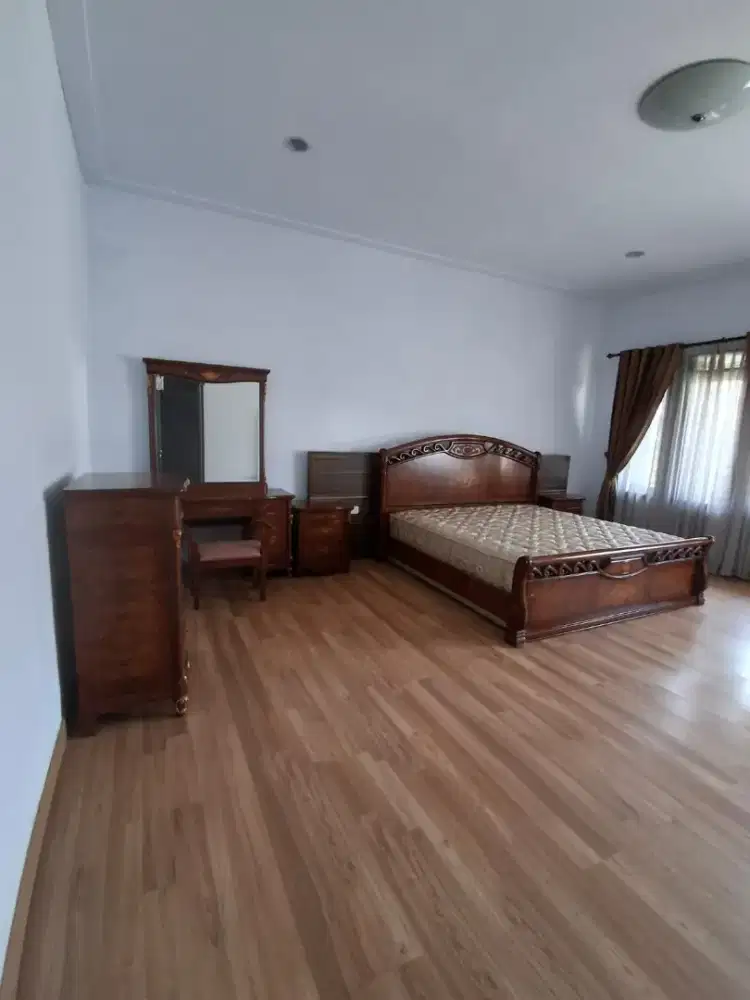 Disewakan / dijual rumah luas semi furnish di Komp Singgasana Bandung