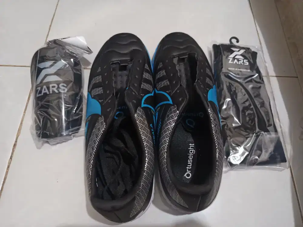 Sepatu futsal ortuseight