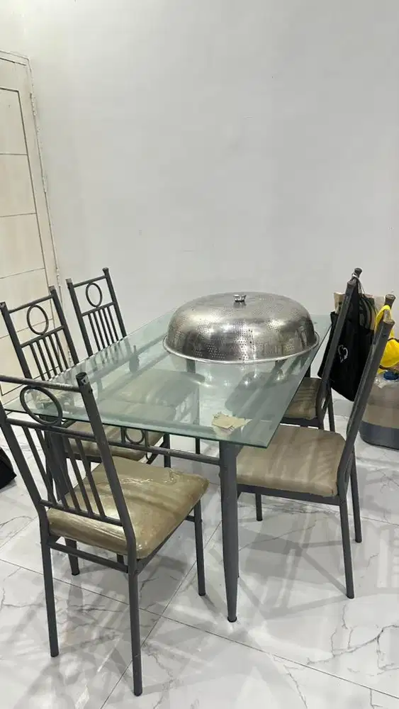 meja makan dan kursi 6 buah