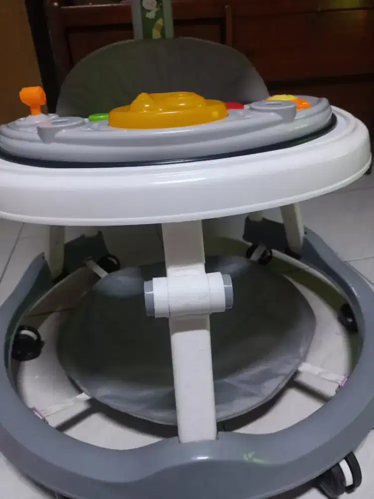 BABY WALKER DENGAN PENUTUP