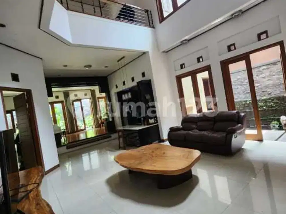 Rumah Batununggal Indah Mainroad Besar dan Mewah