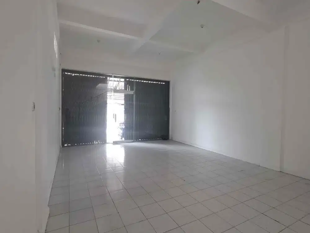 Di sewakan  toko 2 lantai di jalan raya kerobokan