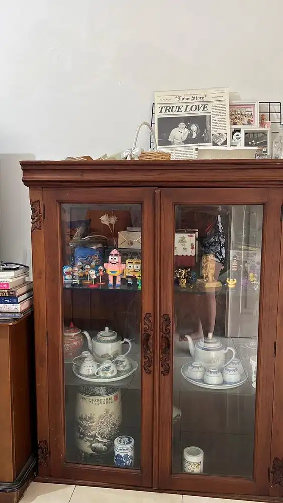 Lemari Pajangan Kayu Jati Klasik Vintage 2 Pintu Kaca – Kokoh & Elegan