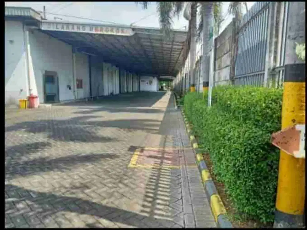 Kesempatan Langka (Menyasar Pembeli Serius)
​Jarang Ada! Gudang siap huni 5.000 m² dengan lahan hampir 1 hektar di area prime Mojokerto. Langsung siap jalanin bisnis tanpa perlu renov!