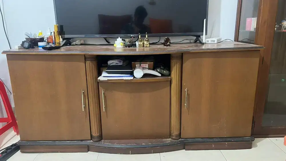 Meja TV Kayu Kokoh dan Elegan – Cocok untuk Ruang Keluarga