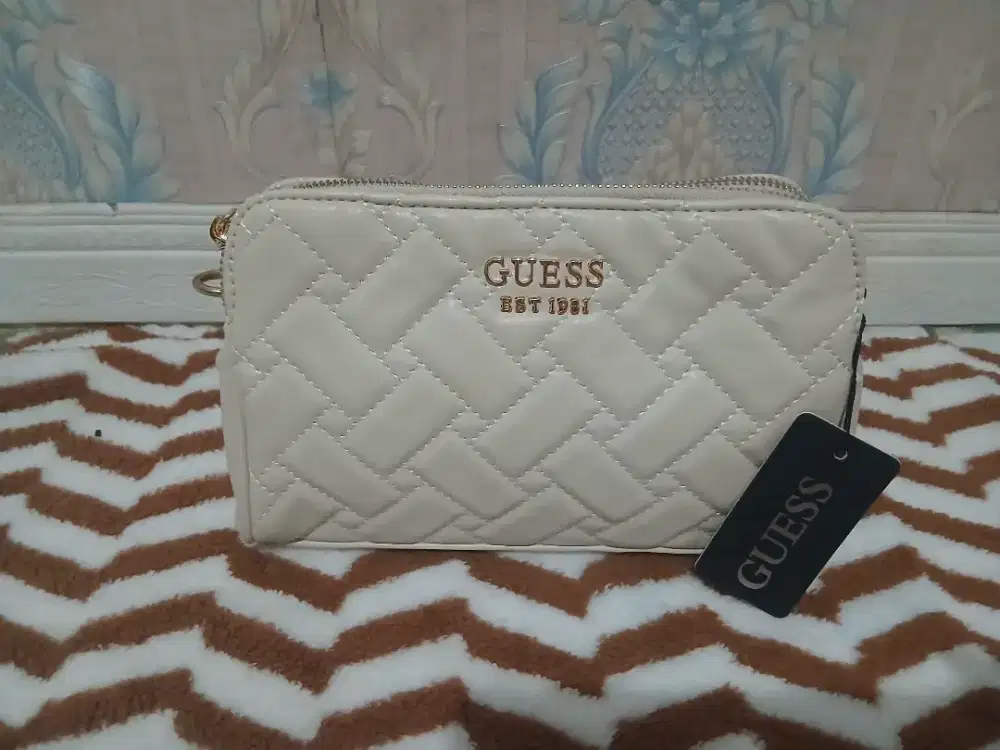Tas dompet merek Guess
