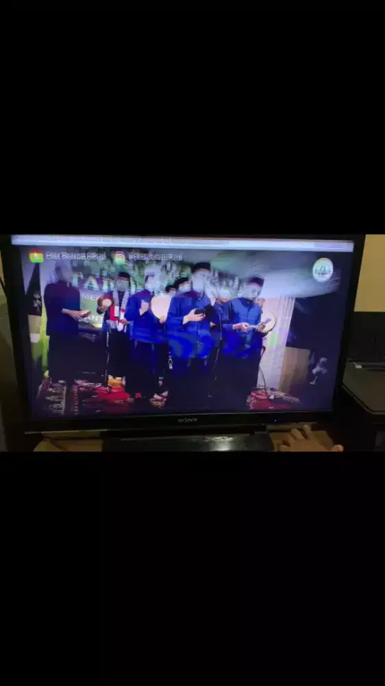 Sony Bravia 32 in . Gambar  putus2 bagian atas