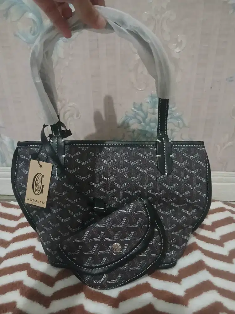 Tas kecil merek Goyard