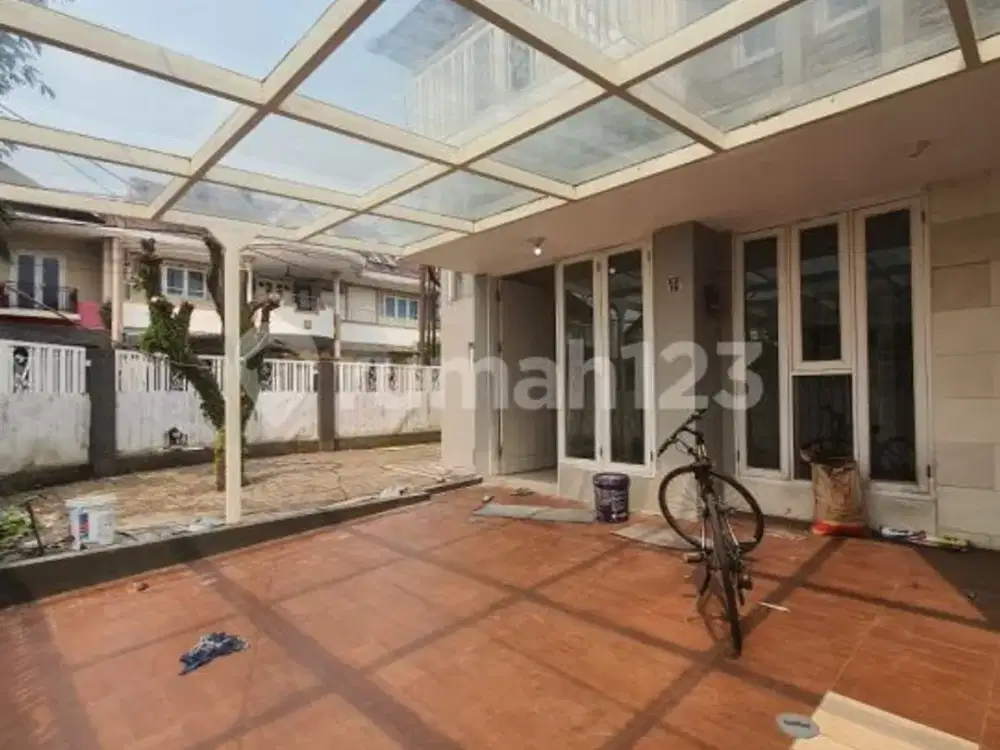 Disewakan Rumah 2 Lantai Hoek di Villa Melati Mas