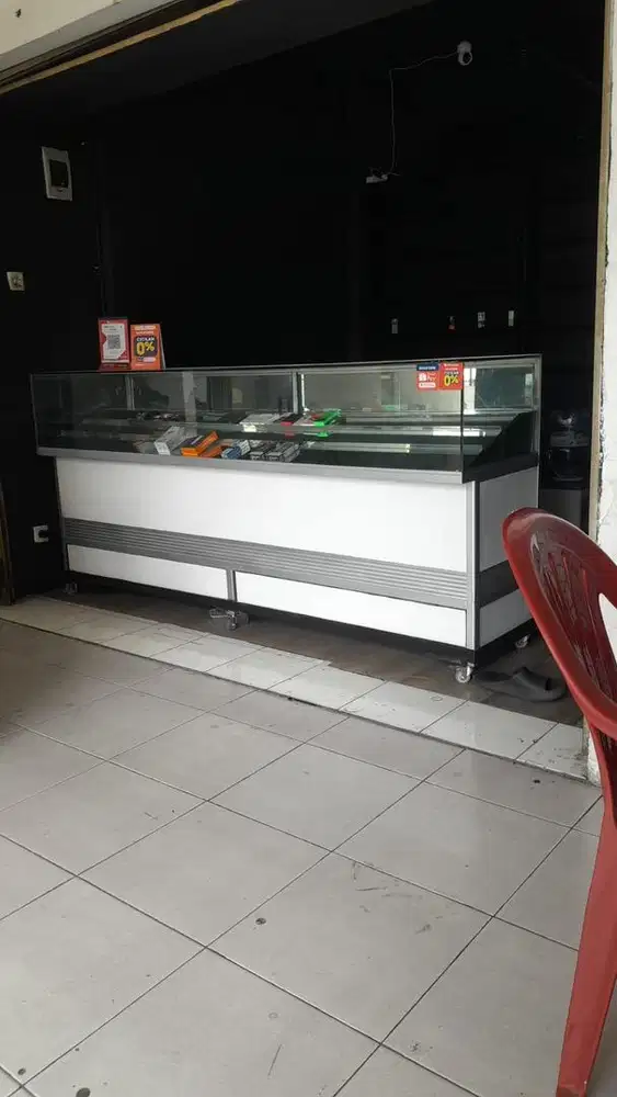 Etalase kaca bekas masih bagus