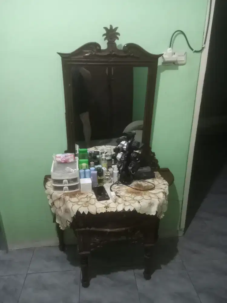 Meja rias wanita bekas