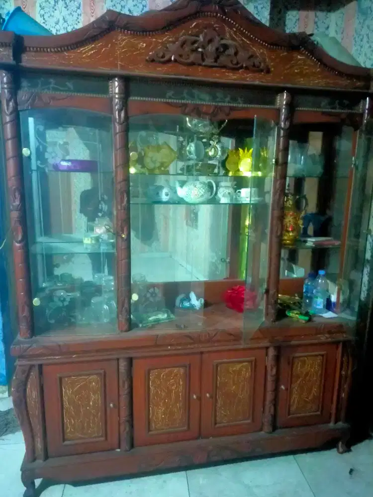 3 pintu berbahan kayu dengan ukiran klasik.