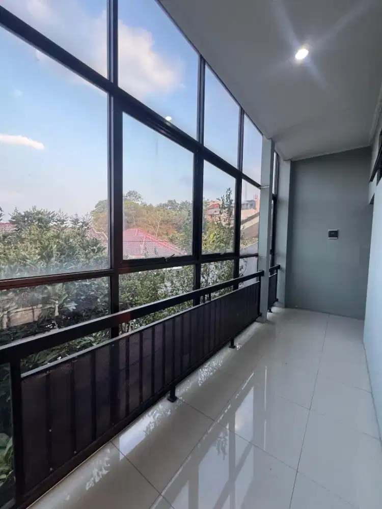 Rumah di jual cepat 2 lantai kolam renang manyaran siap huni