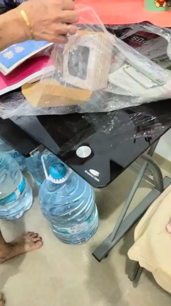 Meja komputer kaca
