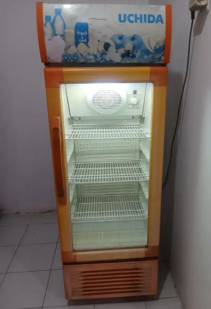 Showcase chiller uchida