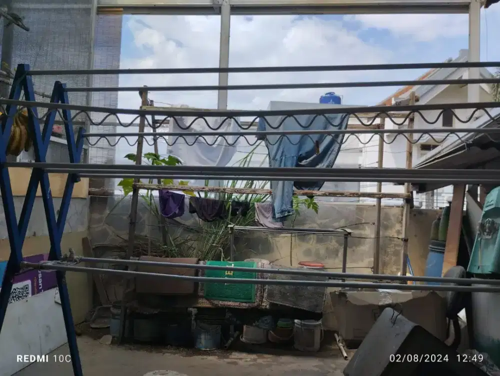 Di kontrakan di lantai dua per thn
