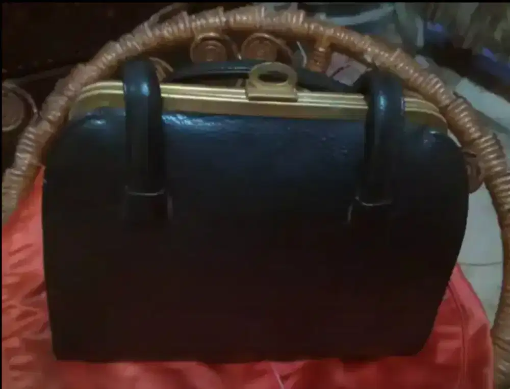 Tas tangan hitam merk Elisabeth