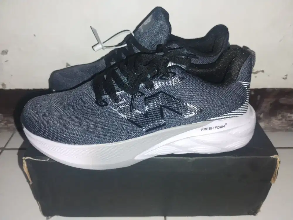 Di jual sepatu new balance size 41
