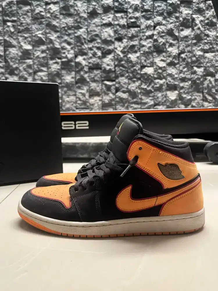Sepatu Air Jordan 1 Mid SE - bekas