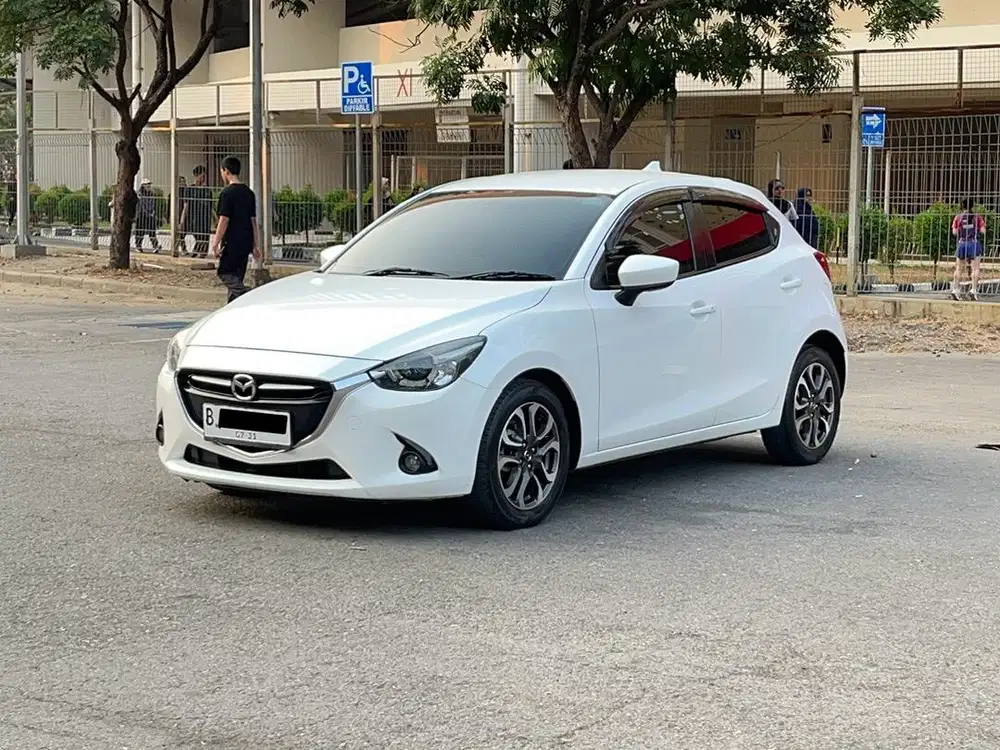 MAZDA 2 R 2015 MATIC // KREDIT DP 30 JUTA1