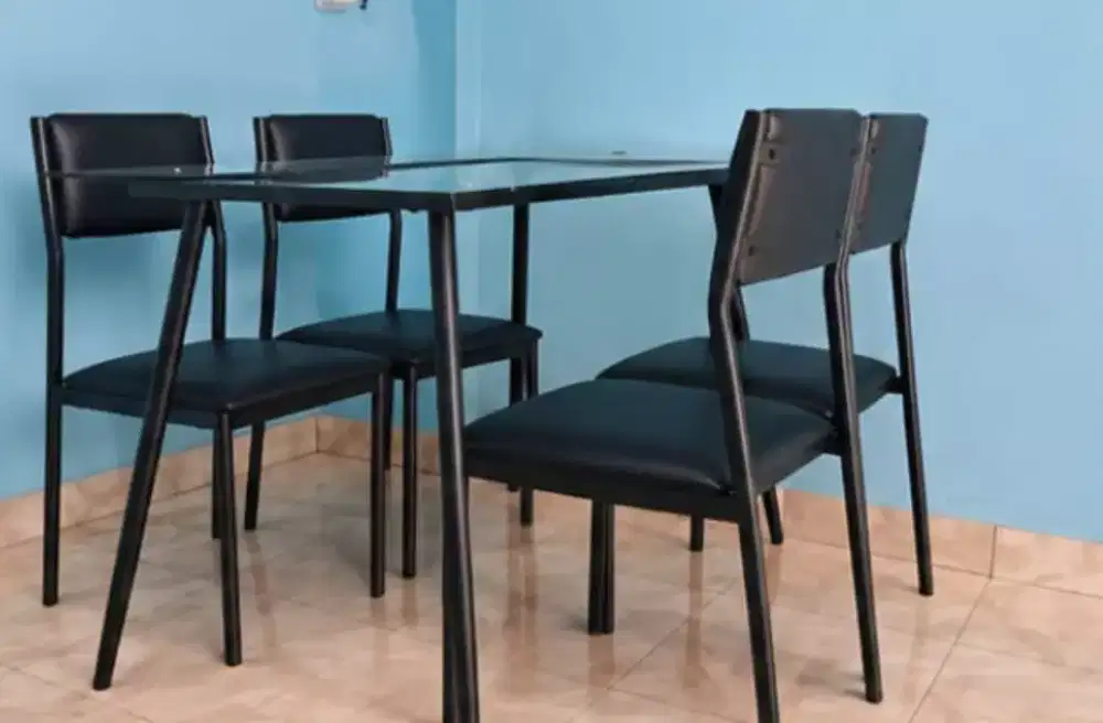 Dijual Meja Makan Kaca + 4Kursi Mulus