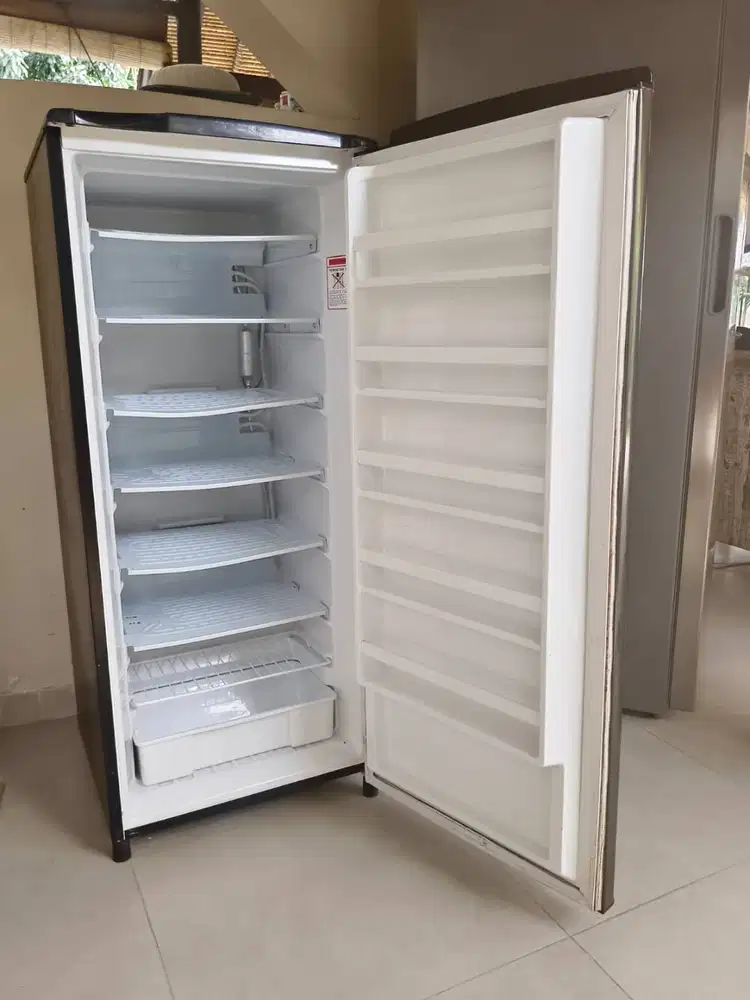 Freezer 167l AQUA masih dalam garansi