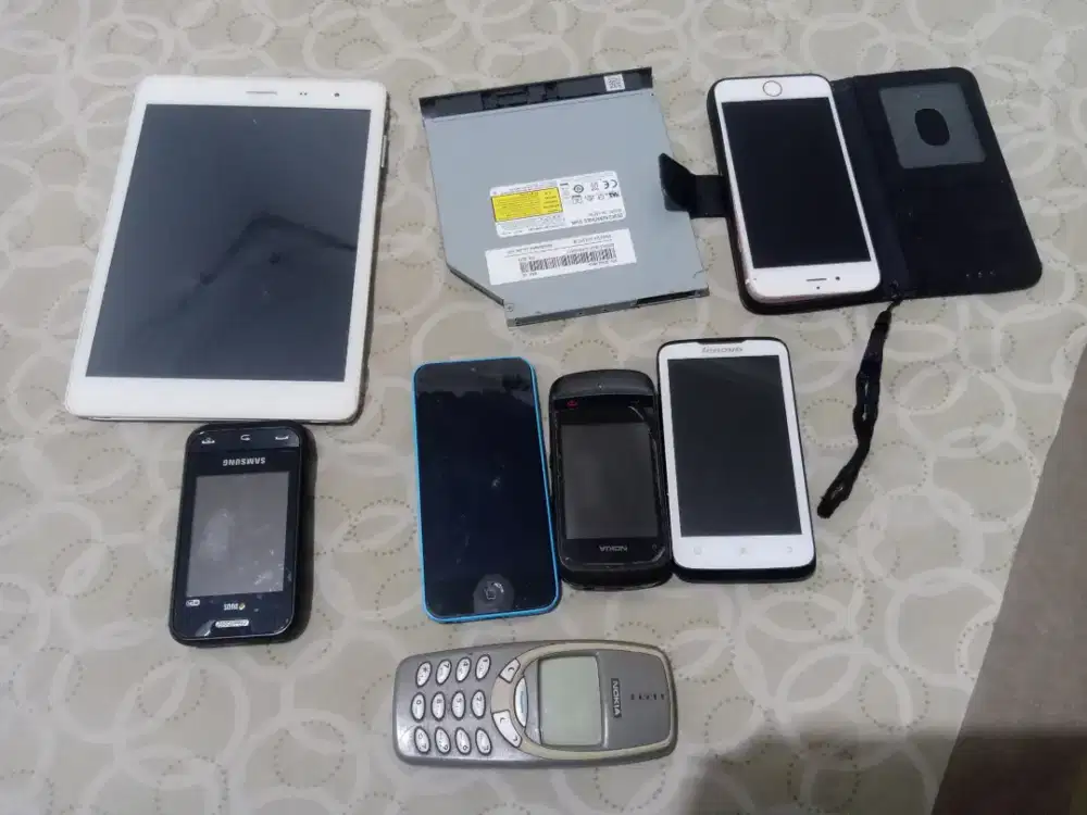 Dijual handphone, kulkas, freezeer, tape mobil dan elektronik lainnya