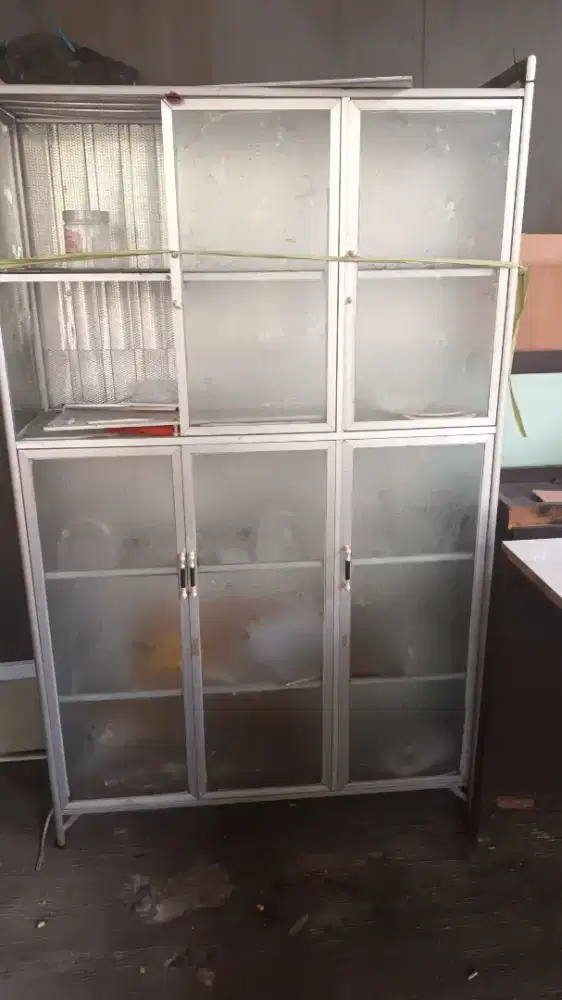 Lemari dapur bekas