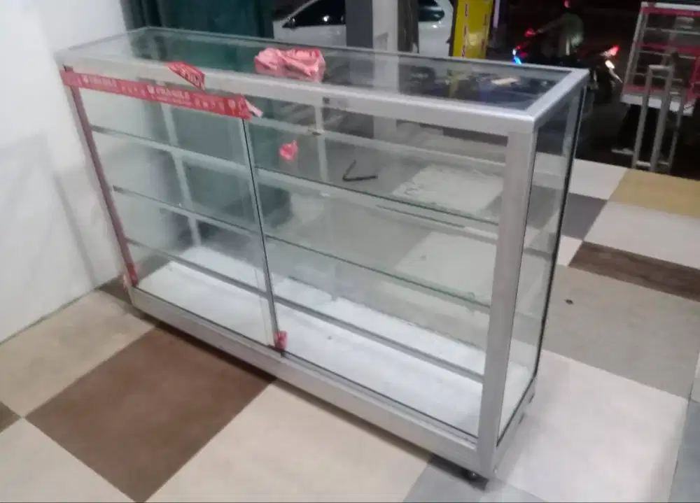 Etalase bekas ukuran 150x100