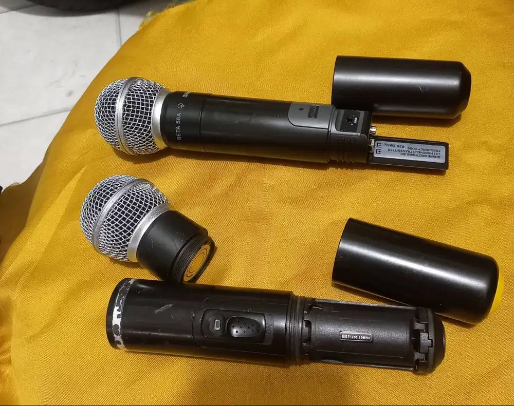 Ada 2 Wireless Mic,O8I3IO7 55OOO SHURE Ori,Freq.230,10MHz dan 626,2MHz