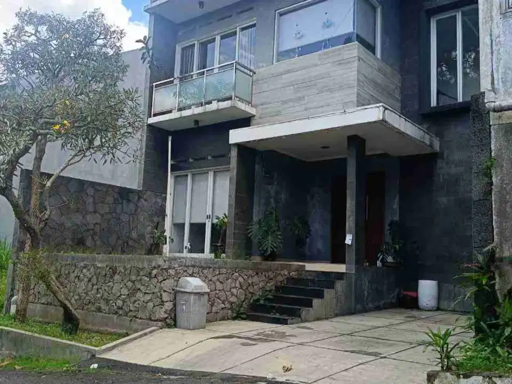 DIJUAL RUMAH TERAWAT 2 LANTAI DEKAT GEGERKALONG DAN KAMPUS POLBAN DENGAN KONSEP BANYAK BUKAAN