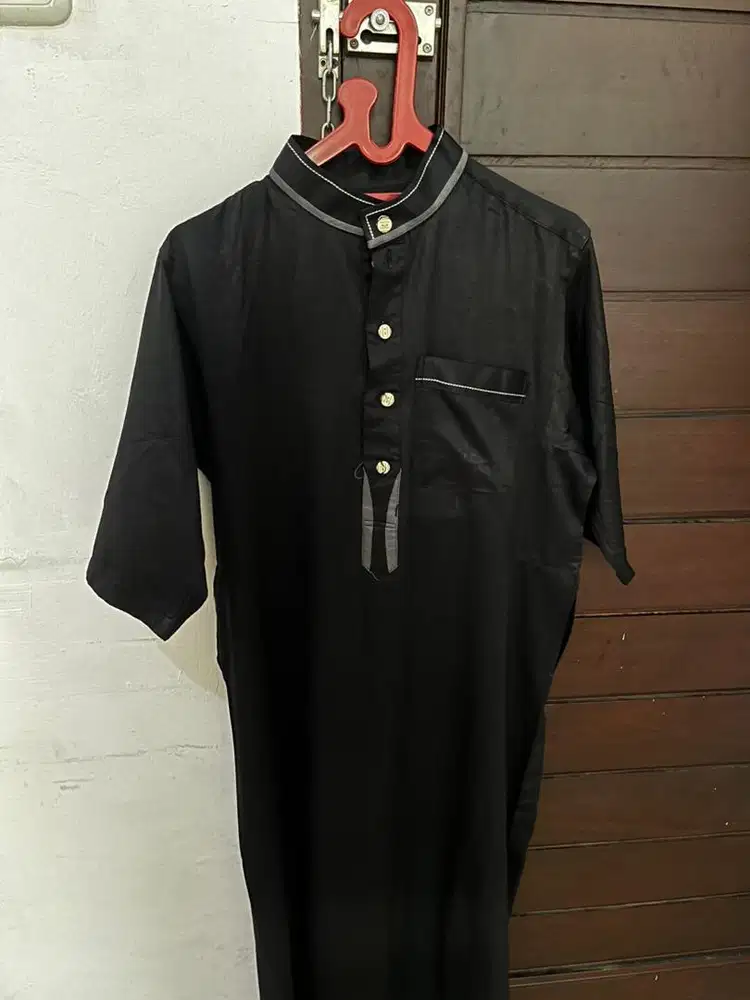 Jubah pria warna hitam pekat sekali pakai