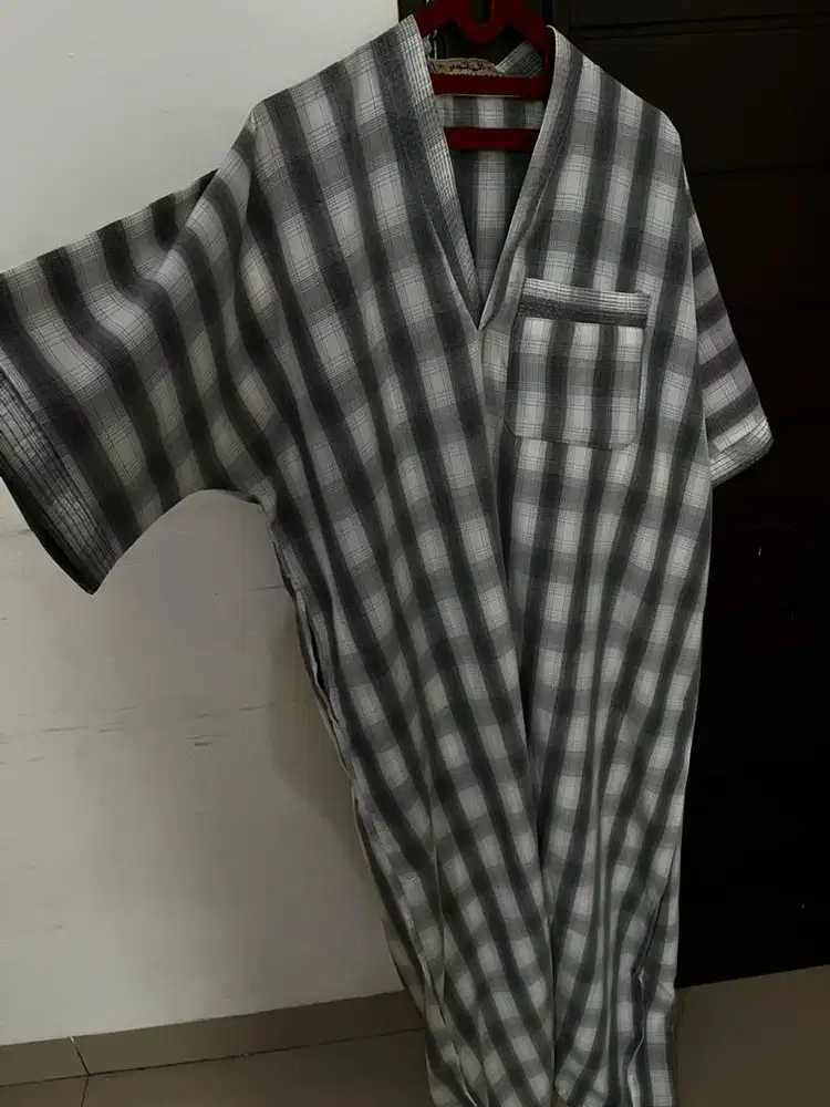 Jubah pria sekali pakai seperti baru ya