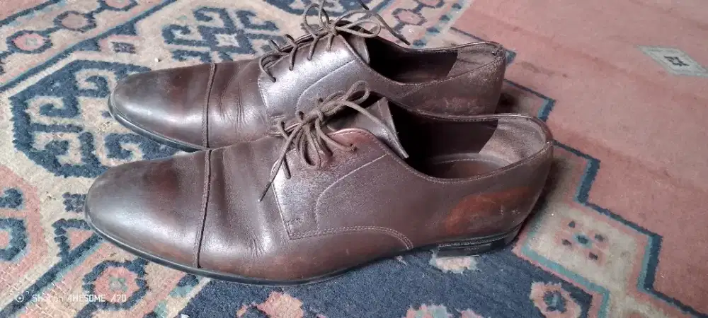 Sepatu kulit asli merek Prada